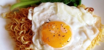 Cách làm mì xào trứng nhanh gọn mà thơm ngon hấp dẫn